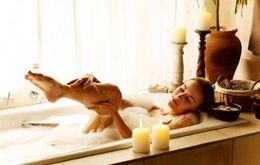 اكسسوارات الحمام الشموع العطرية وتطبيقاتها في الحمام (الملحقات ، حمام ، غرفة ، شمعة) اكسسوارات الحمام الشموع العطرية وتطبيقها في الحمام