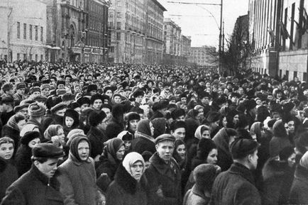 Przesunięcia historyczne w świadomości Polskiej „jako zmiana nastawienia do Stalina (niektóre znamiona) Przesunięcia historyczne w świadomości Polskiej „jako zmiana nastawienia do Stalina