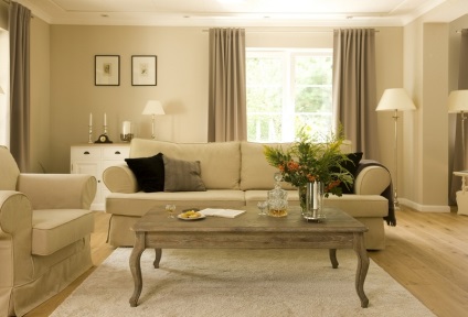 Бежевиі диван в інтер'єрі в вітальні про переваги і слабкі сторони