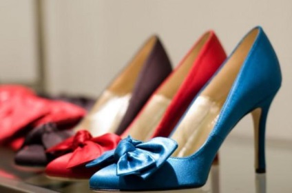 Якого кольору туфлі підійдуть до синього сукні білі, бежеві, червоні або в горошок