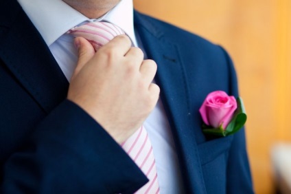 Поєднання синього костюма нареченого з сукнею нареченої кольору Шампані і рожевим поясом - відповіді і