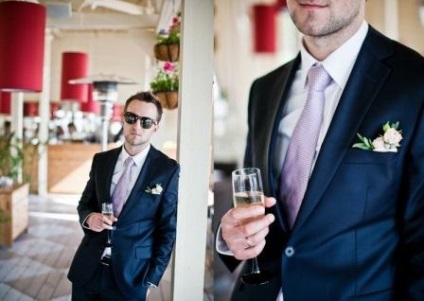 Поєднання синього костюма нареченого з сукнею нареченої кольору Шампані і рожевим поясом - відповіді і