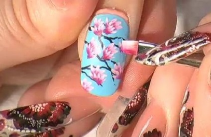 Дизайн нігтів «квітуча сакура»