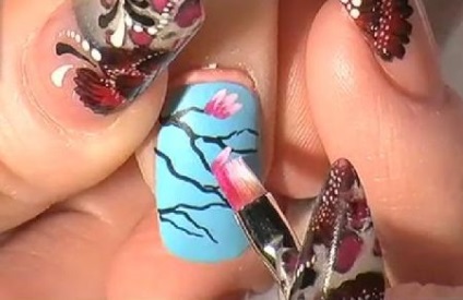 Дизайн нігтів «квітуча сакура»