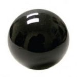 Чорний камінь дорогоцінні й напівкоштовні, блищать намиста, блискучі ювелірні вироби