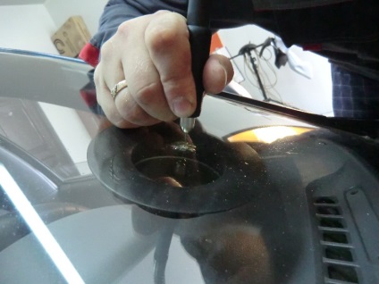 Робимо ремонт тріщини лобового скла автомобіля