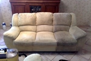Як почистити оббивку дивана від різних плям