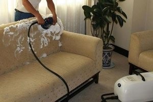 Як почистити оббивку дивана від різних плям