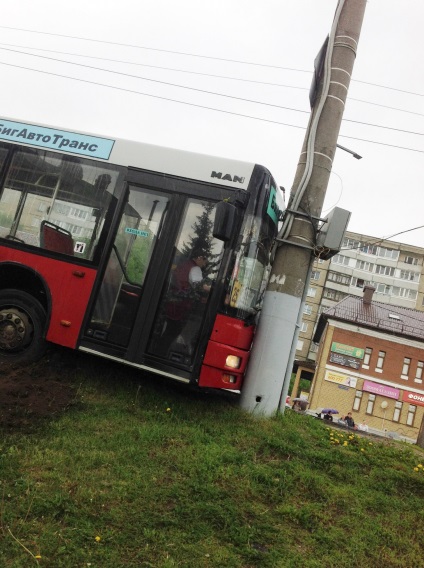 На зупинці «дитяча лікарня» у Володимирі автобус 25-го маршруту врізався в стовп - постраждали