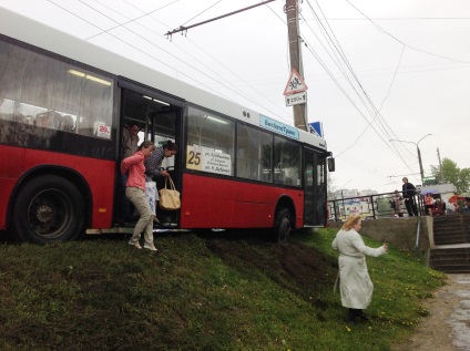 На зупинці «дитяча лікарня» у Володимирі автобус 25-го маршруту врізався в стовп - постраждали