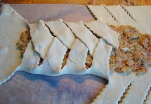 Пиріг з листкового тіста з фаршем - покроковий спосіб приготування