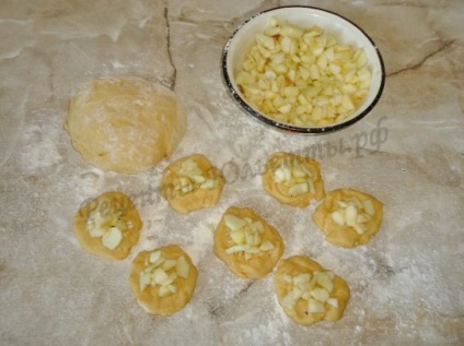Пиріжки з яблуками смажені дріжджові фото рецепт