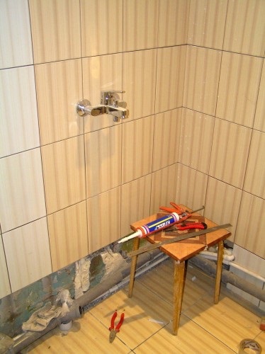 Укладання плитки на дерев'яну підлогу в ванній