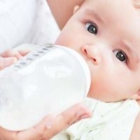Зберігання зцідженого молока що робити якщо потрібно залишати дитину