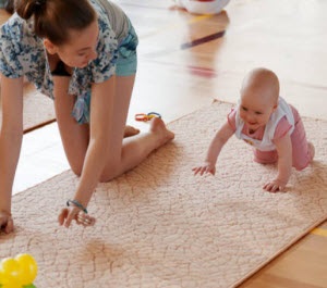 Як правильно навчити дитину повзати, вчимо малюка повзати швидко на животі і на четвереньках по
