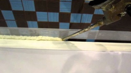 Протікає вода між ванною і стіною що робити і як усунути