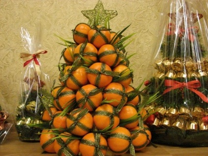 Ялинка з мандаринів для новорічного столу