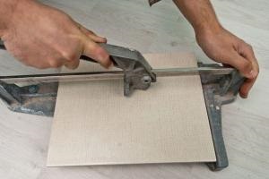 Як і чим ріжуть керамічну плитку основні способи