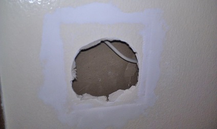 Як закрити діру в стіні з гіпсокартону