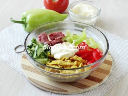 Омлетний салат з ковбасою рецепт з фото, покрокове приготування