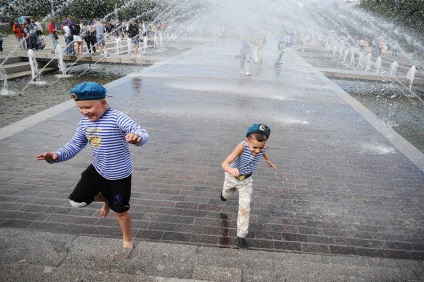 День ВДВ в Петербурзі без провокацій, з фонтанами і кавунами - новини петербурга - громадський
