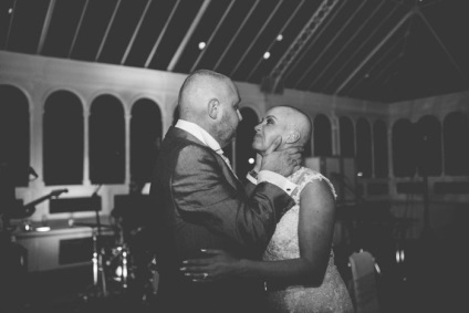 Дівчина поголила голову прямо на своєму весіллі в знак любові до нареченого, хворому на рак - Інфоманія