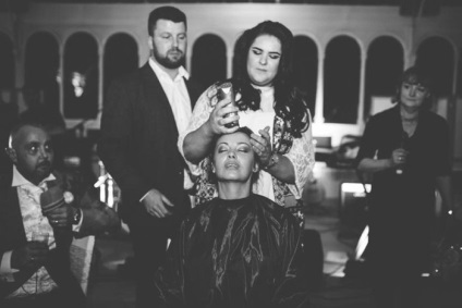 Дівчина поголила голову прямо на своєму весіллі в знак любові до нареченого, хворому на рак - Інфоманія
