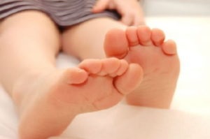 Як парити ноги дитині при нежиті можна і як правильно