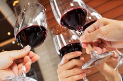 Як правильно пити вино з келиха (відео)