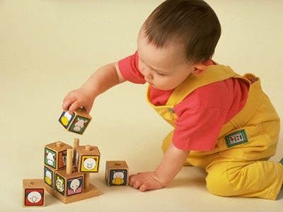 Ігри з дитиною 8 місяців (чим зайняти 8-місячного немовляти)