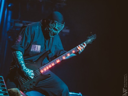 Російські фанати на концерті slipknot влаштували флешмоб на згадку про загиблого басист