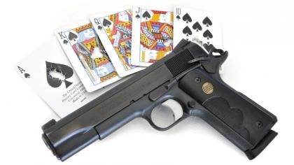 Стрільба з пістолета вправу з гральними картами