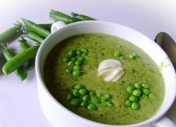 Суп із замороженого зеленого горошку