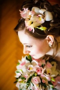 Зачіски з живими квітами - образ нареченої, разом поруч