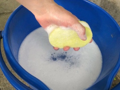 Як помити стелю чим і як відмити своїми руками підвісні, пластикові конструкції від клею,