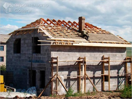 Як побудувати полувальмовой дах - технологія будівництва полувальмовой даху