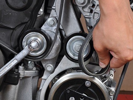 Lada largus заміна ременя приводу допоміжних агрегатів 16-клапанного двигуна
