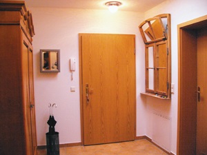 Вхідні двері в будинку будівельний сезон