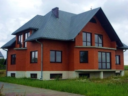 Дизайн будинку з цегли зовні фото фасадів з мансардою
