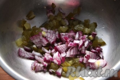Салат з буряка, солоних огірків і горошку - рецепт з фото