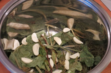 Хрусткі малосольні огірки в каструлі рецепт з холодною водою і гарячим способом