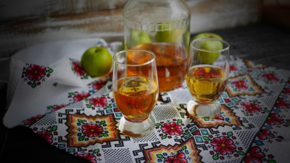 Домашня наливка з яблук - 2 найсмачніших рецепта