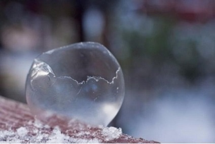Мильні бульбашки на морозі