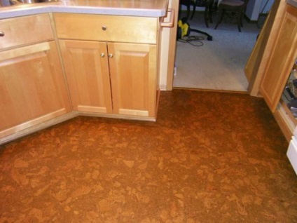 Який підлогу на кухні краще порівняння 8 покриттів