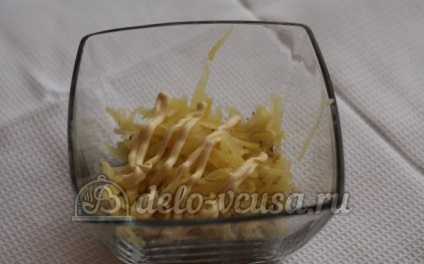 Салат зі шпротами і сиром покроковий рецепт (9 фото)