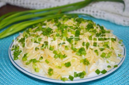 Листковий салат зі шпротами і сиром