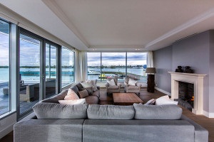 Вітальня з панорамними вікнами - фото дизайну інтер'єру та поради