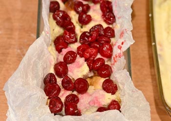 Пудинг з булочок з вишнею - рецепт з фото