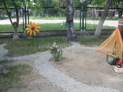 Оформлення ділянки дитячого саду влітку
