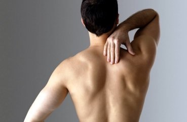 Біль під лопаткою і біль в плечі (правому або лівому) чому виникає, віддає в руку і сильно ниє в